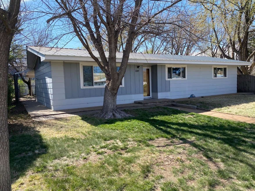 1207 S Jefferson St, Hugoton, KS 67951 - photo 1