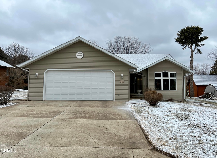 319 22nd Ave NE, Jamestown, ND 58401 - photo 1