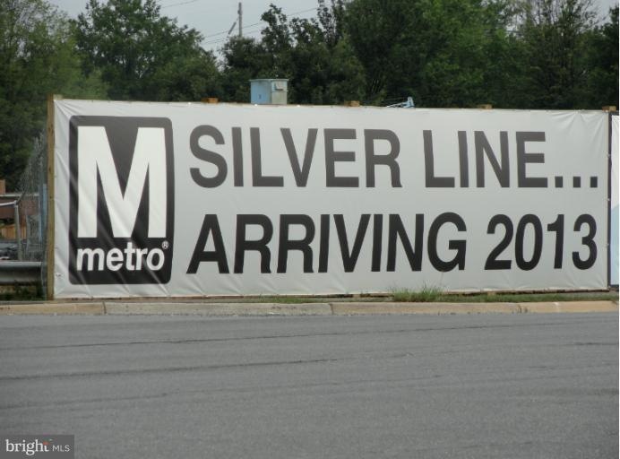 1629 Parkcrest Cir unit 8A/300, Reston, VA 20190 - photo 1