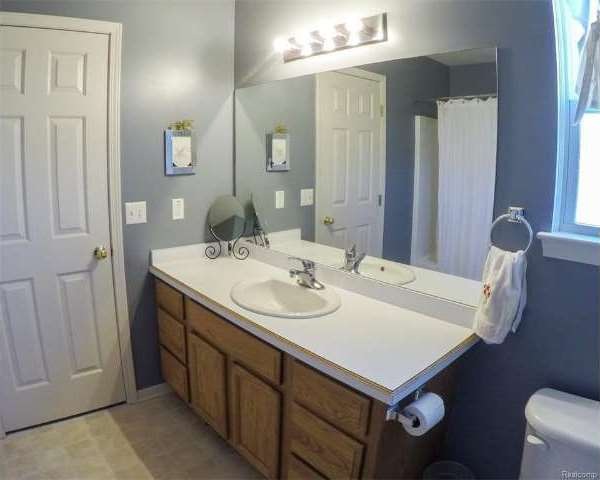 1038 Sturbridge Ln, Davison, MI 48423 - photo 1