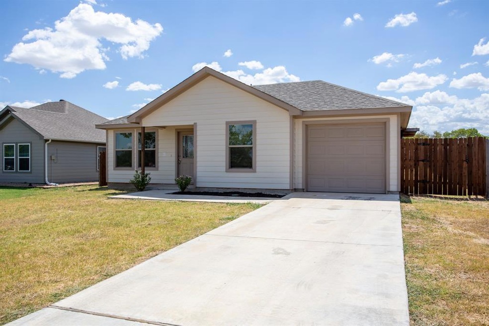 315 Blakney St, Cleburne, TX 76031 - photo 1