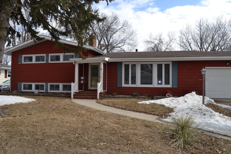 1510 5th Ave NE, Jamestown, ND 58401 - photo 1