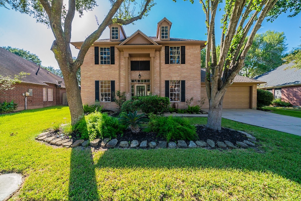 2304 N Mission Cir, Friendswood, TX 77546 - photo 1