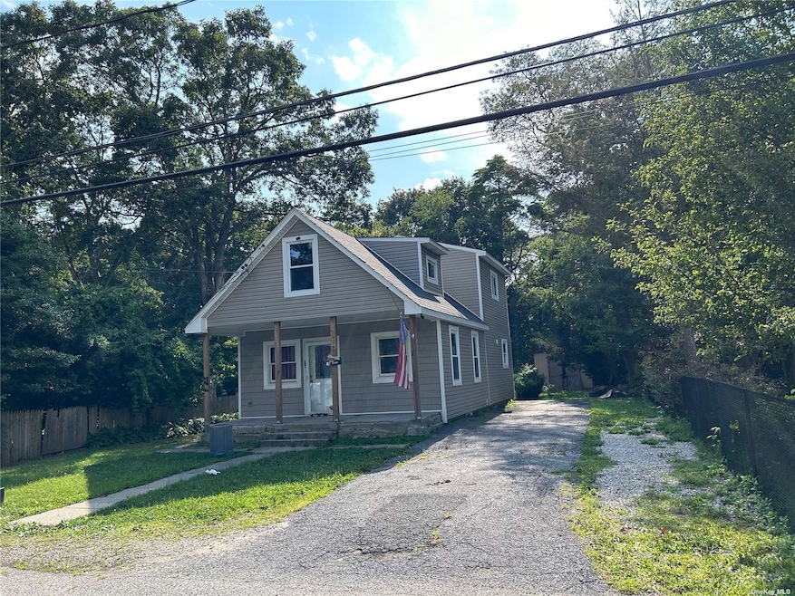 28 Dow St, Central Islip, NY 11722 - photo 1