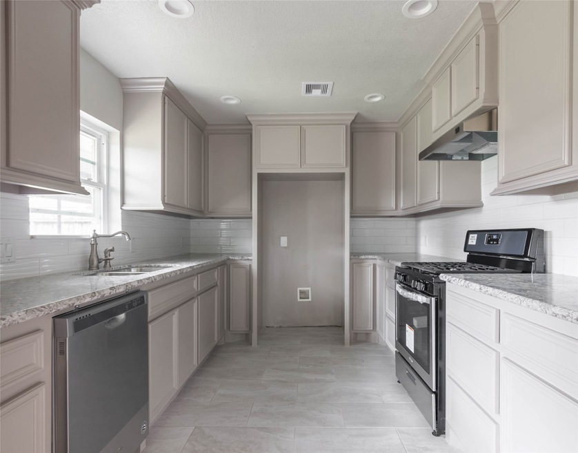 1047 W 30th St, Houston, TX 77018 - photo 1