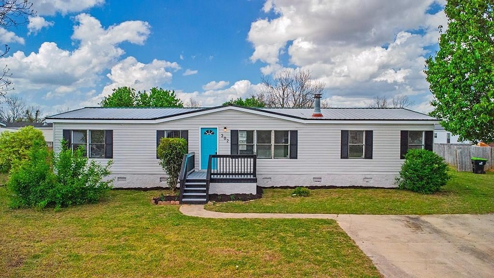 Manufactured / mobile home featuring metal roof, c
