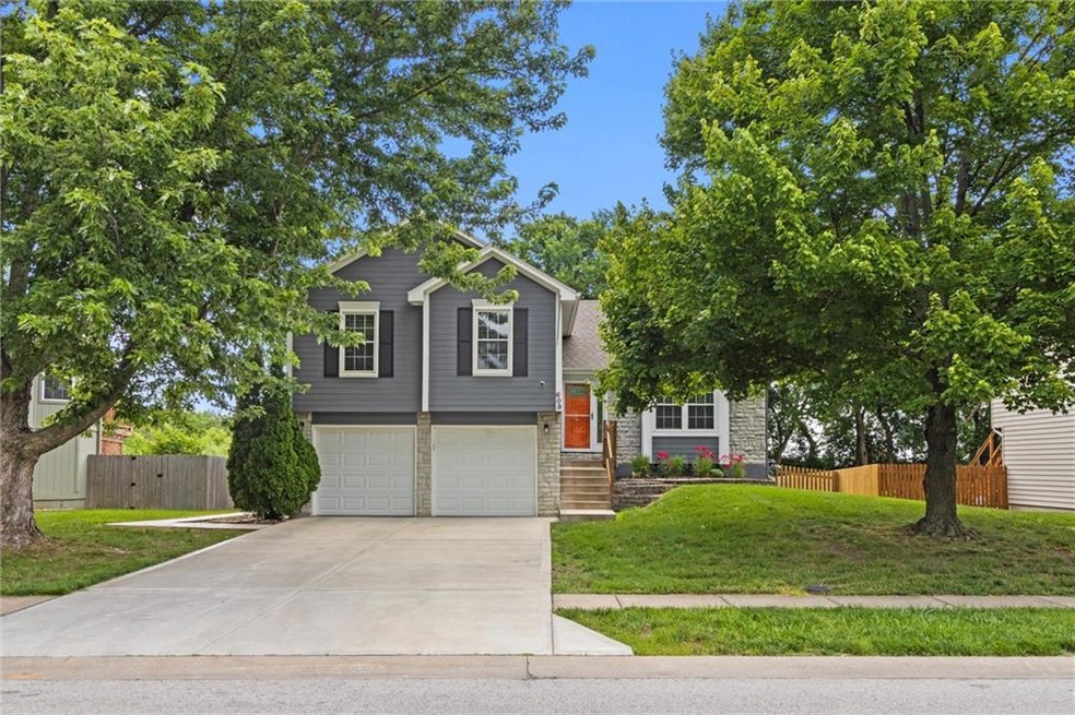 609 N Crest Dr, Raymore, MO 64083 - photo 1