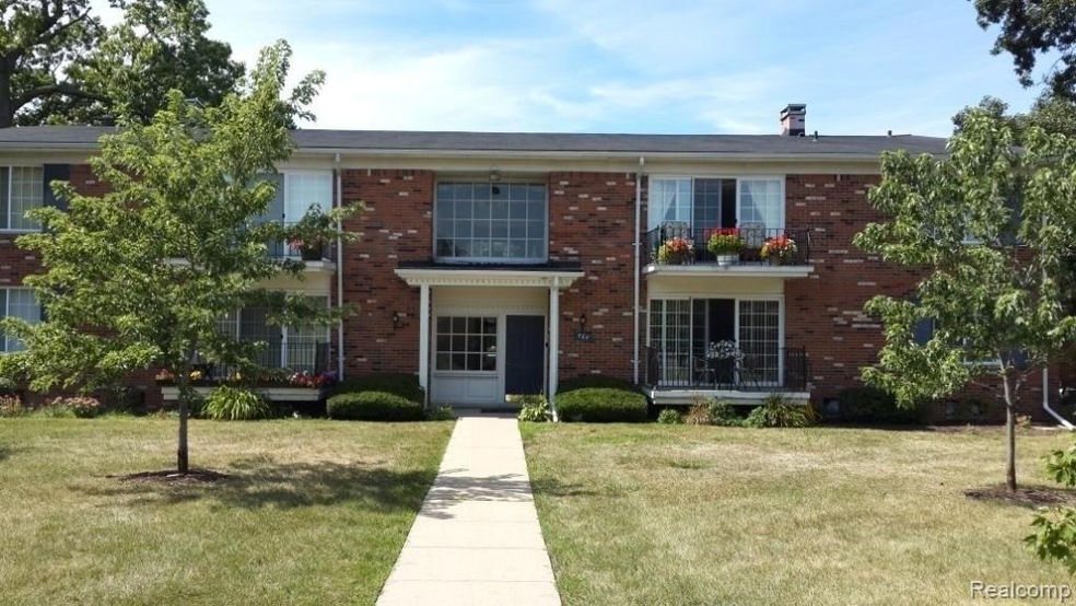 484 Fox Hills Dr N unit 4, Bloomfield Township, MI 48304 - photo 1