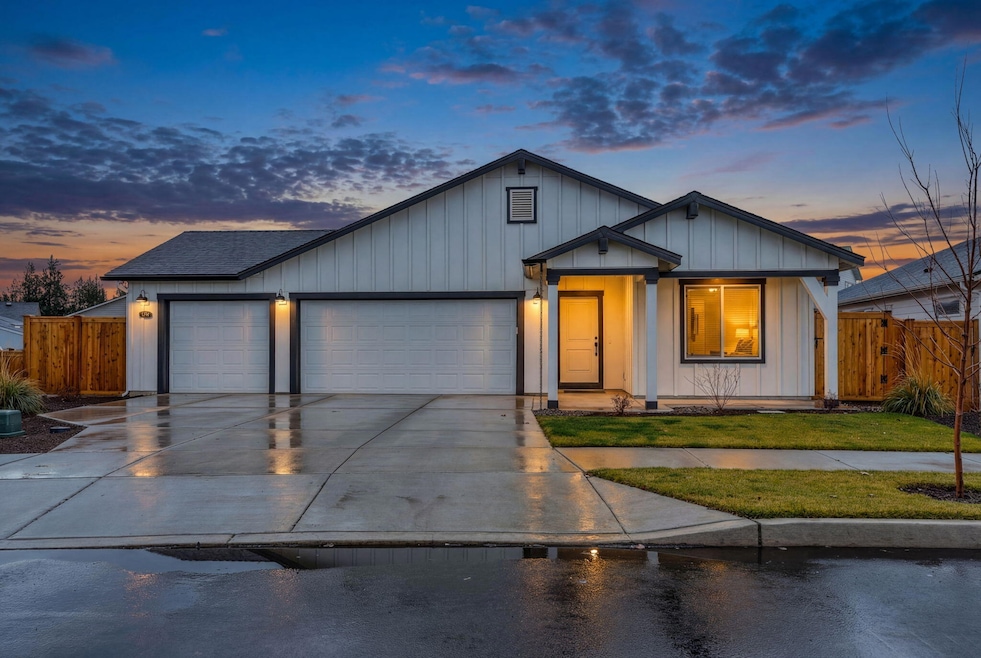 1062 NW Walnut Ave, Redmond, OR 97756 - photo 1