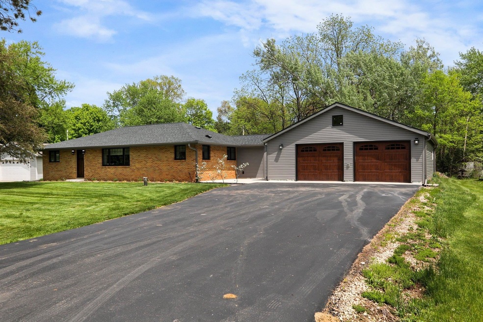 5525 S Baxter Ln, Janesville, WI 53546 - photo 1