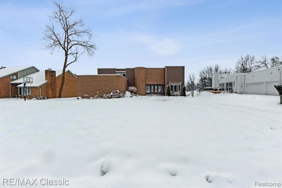 4033 Fox Lake Dr, Bloomfield Hills, MI 48302 - photo 1