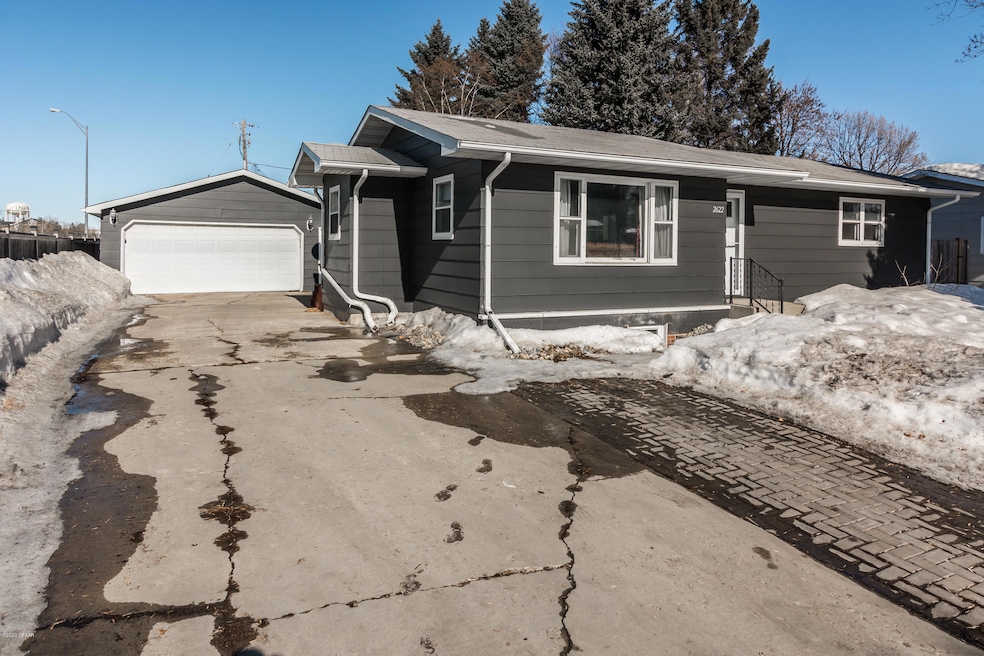2622 Crescent Dr, Grand Forks, ND 58201 - photo 1
