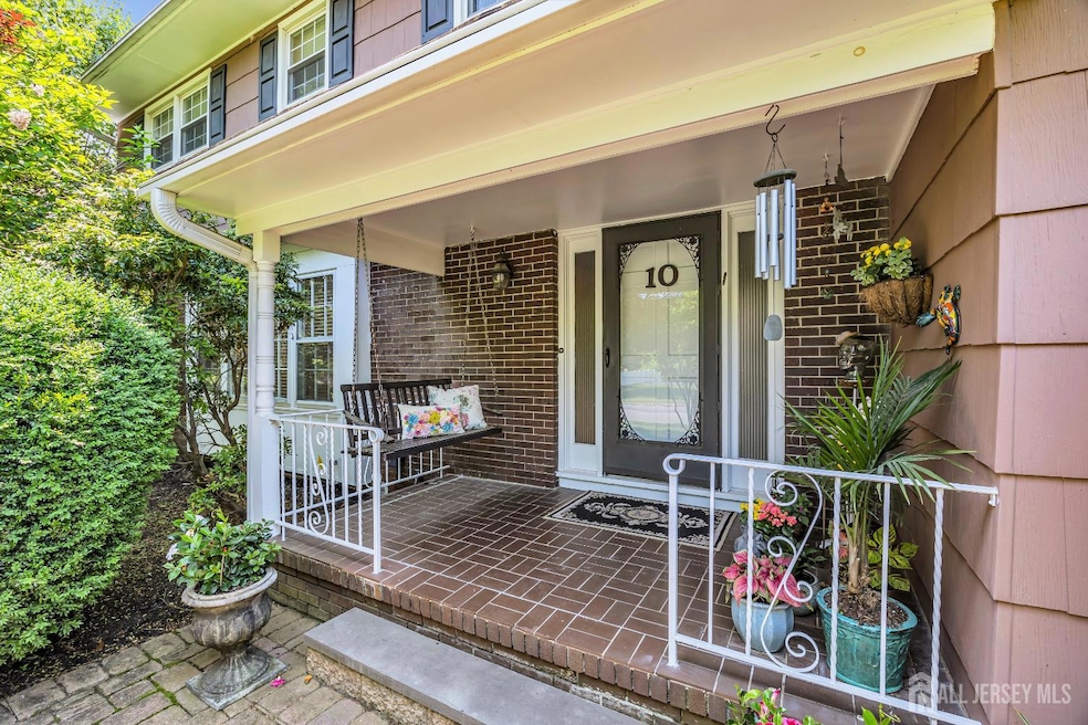 Under Contract $899,000