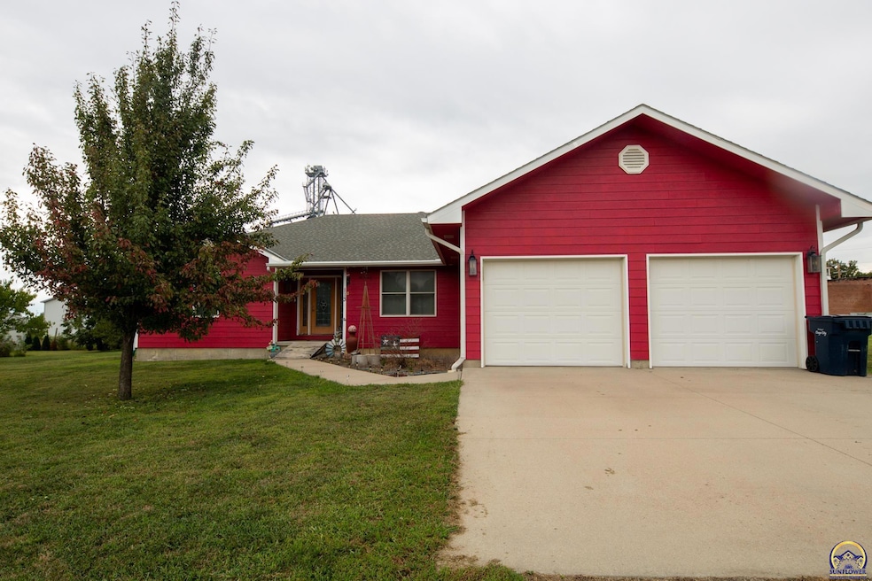 113 Osage St, Reading, KS 66868 - photo 1