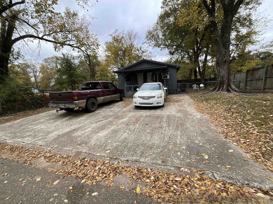 2215 E 11th St, Texarkana, AR 71854 - photo 1