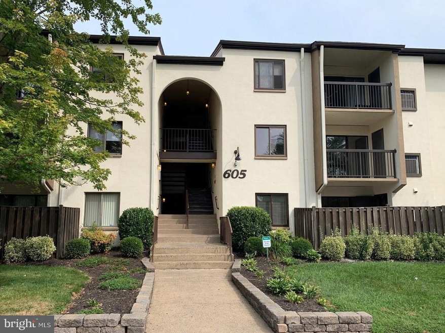 605 Center St unit 102, Herndon, VA 20170 - photo 1