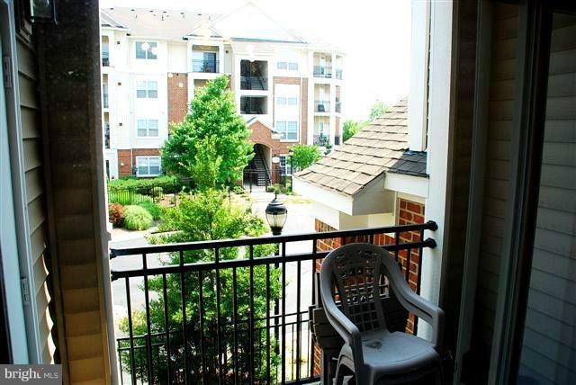 12900 Centre Park Cir unit 206, Herndon, VA 20171 - photo 1