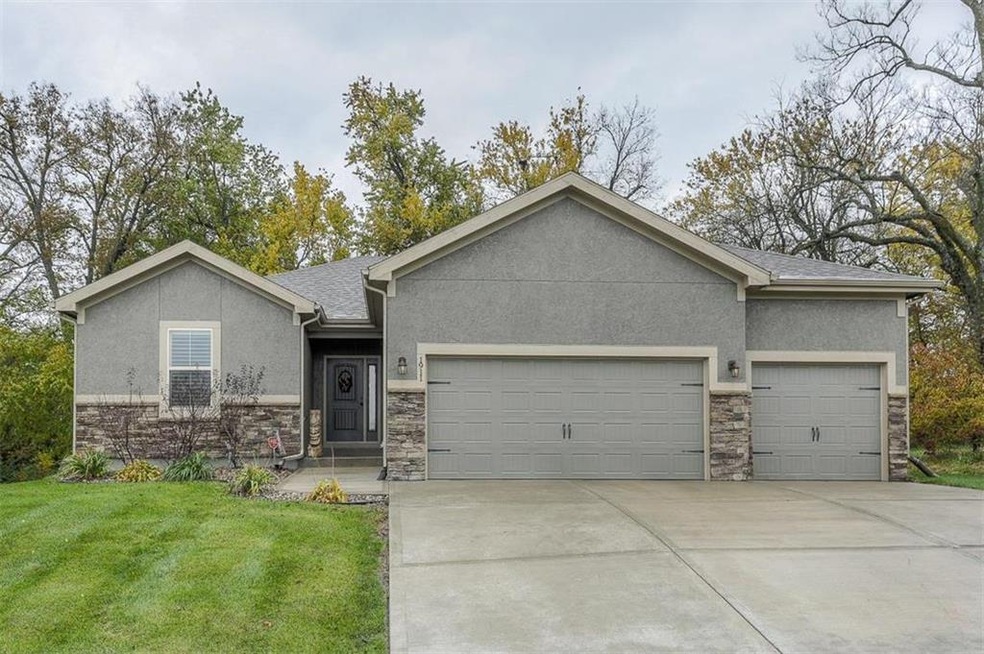 1911 Creekview Ln, Raymore, MO 64083 - photo 1