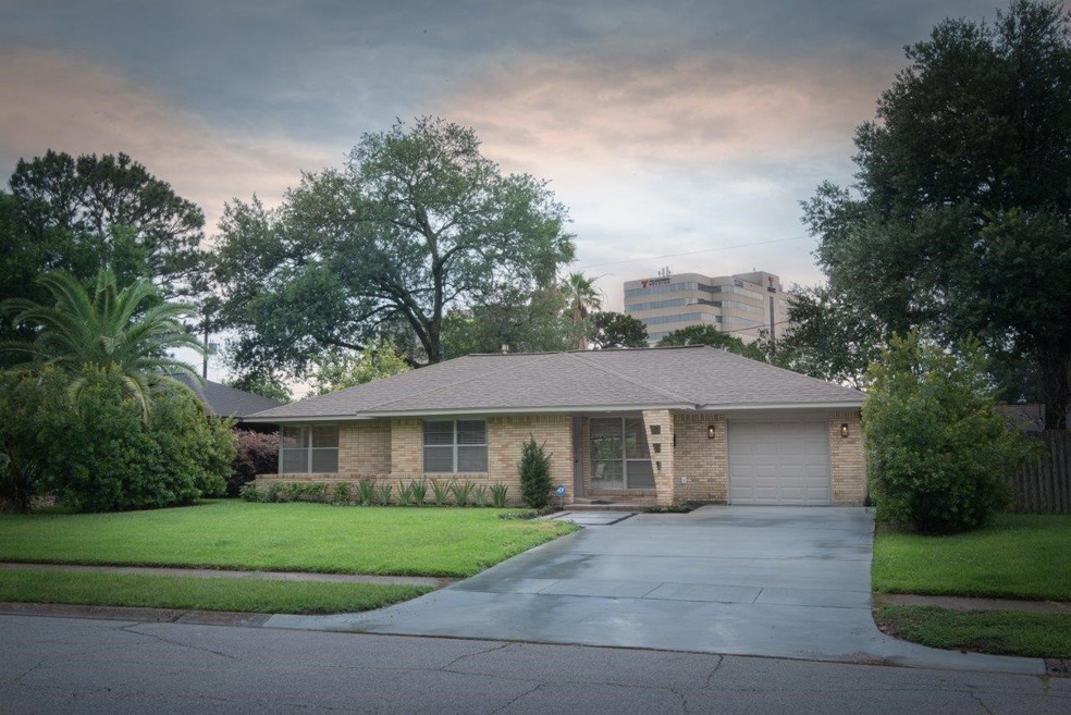 1135 Stonecrest Dr, Houston, TX 77018 - photo 1