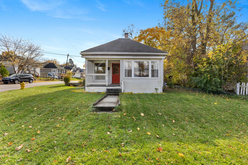 536 Wright St NE, Grand Rapids, MI 49505 - photo 1