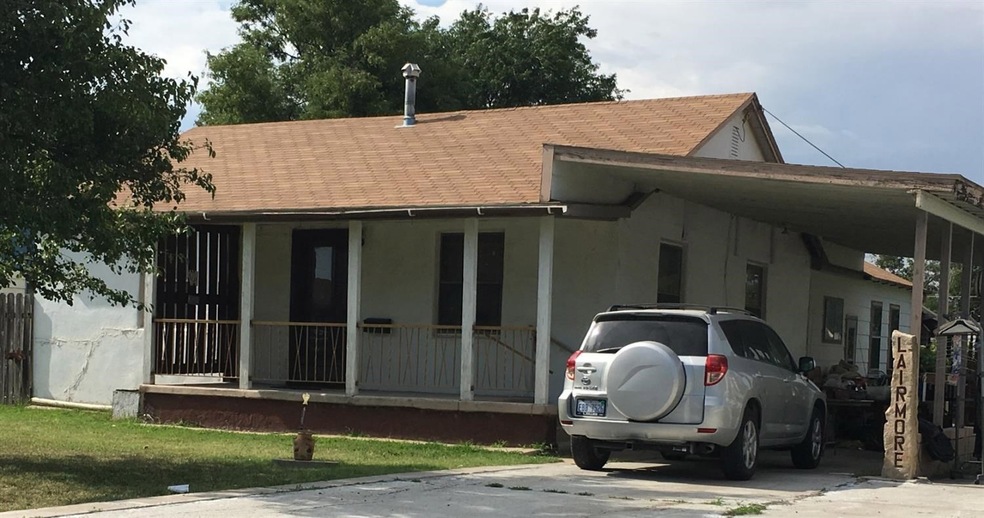 510 W 9th St, Hugoton, KS 67951 - photo 1