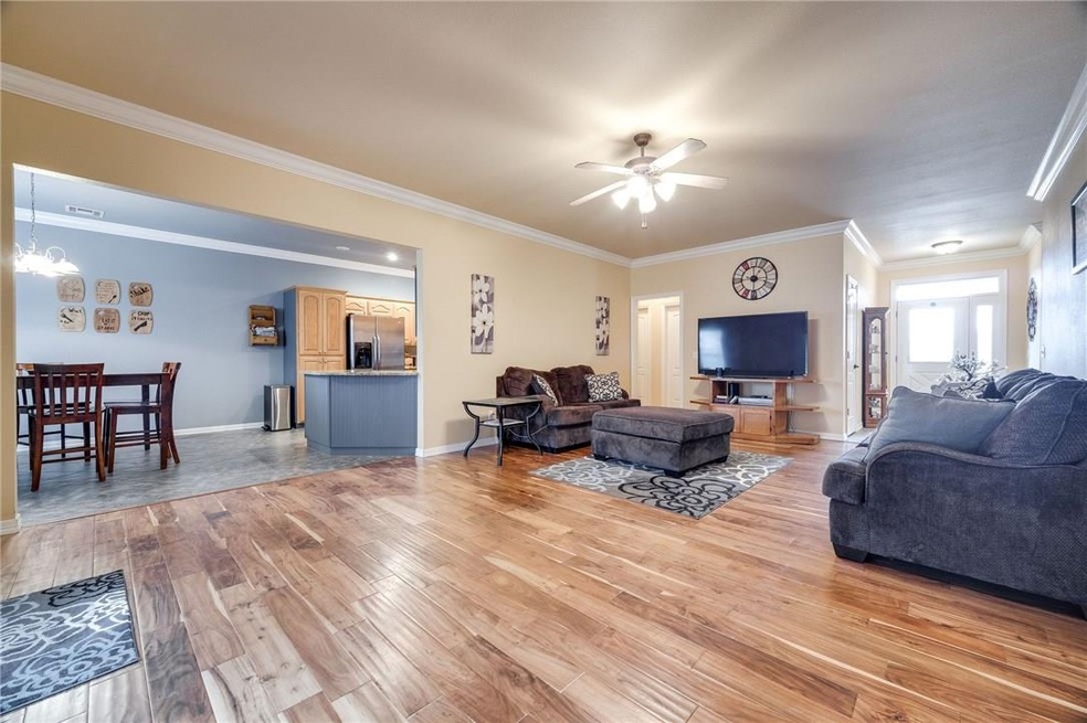 Open Floor plan that's great for entertaining