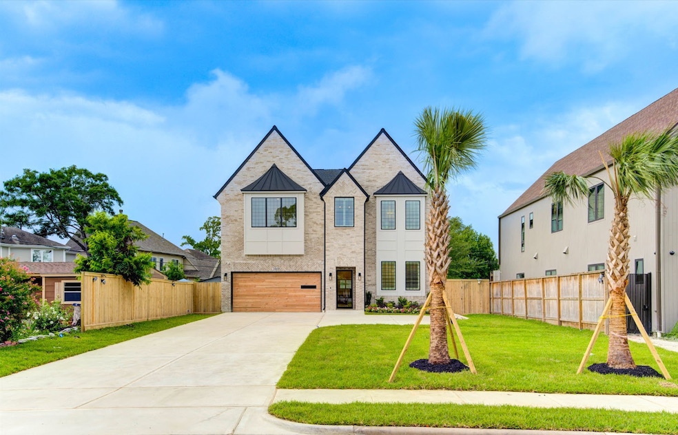 Stunning New Home standing 90 ft from the street i