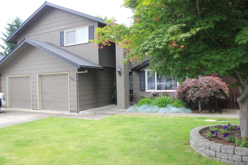 700 Freeman Rd, Central Point, OR 97502 - photo 1