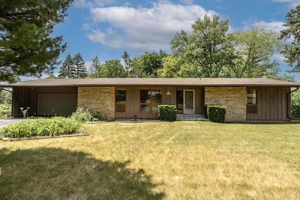 N62W15899 Sky Line DR