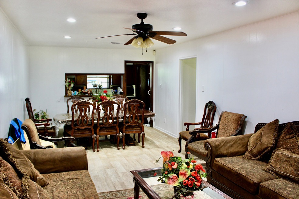 1201 Bayou Dr, Alvin, TX 77511 - photo 1