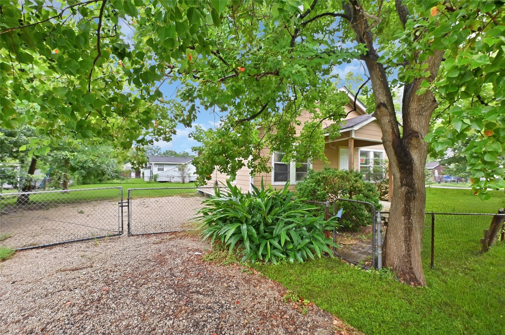 836 Nancy Rose St, Houston, TX 77015 - photo 1