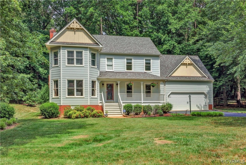 Gorgeous Victorian home located in Woodlake! Walk-