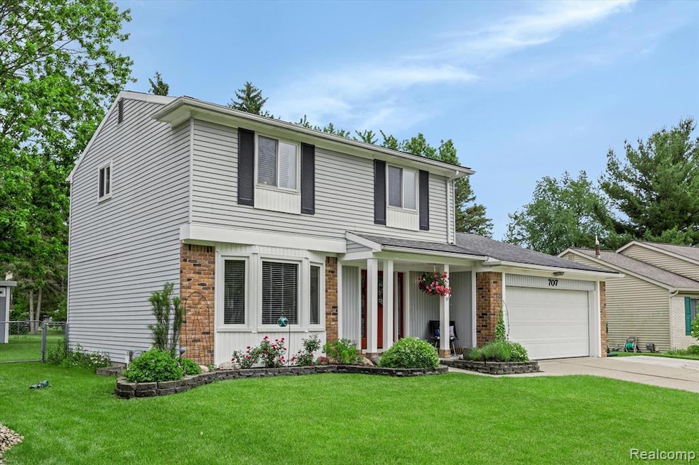 Welcome to 707 Fairway Trails Drive!