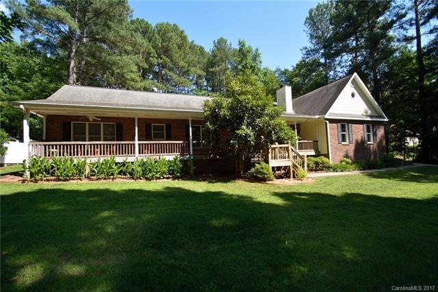 Lovely 3/2 home with water views of Lake Norman!! 