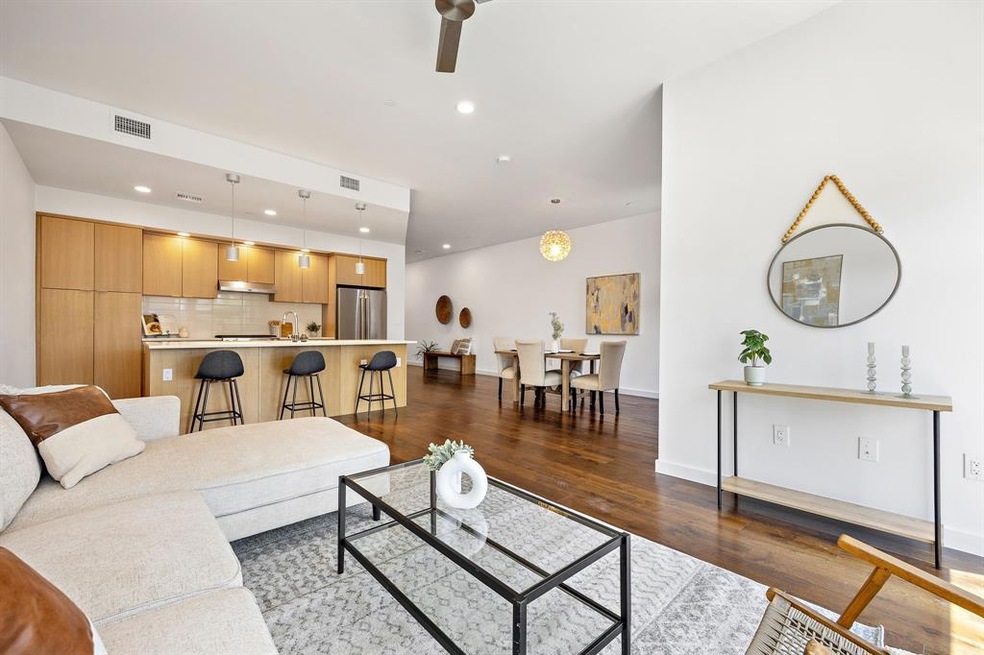 Bright & open living room, dining room & kitchen