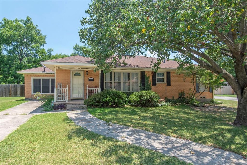 1302 Whaley Dr, Gainesville, TX 76240 - photo 1