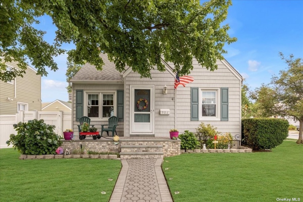 906 Fenworth Blvd, Franklin Square, NY 11010 - photo 1