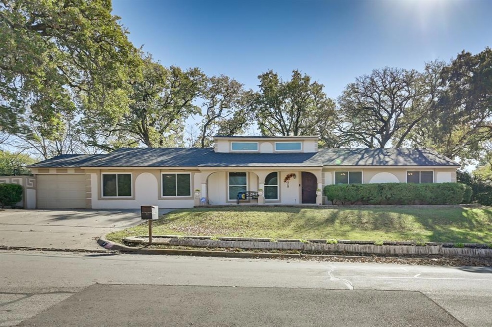 409 W Redbud Dr, Hurst, TX 76053 - photo 1