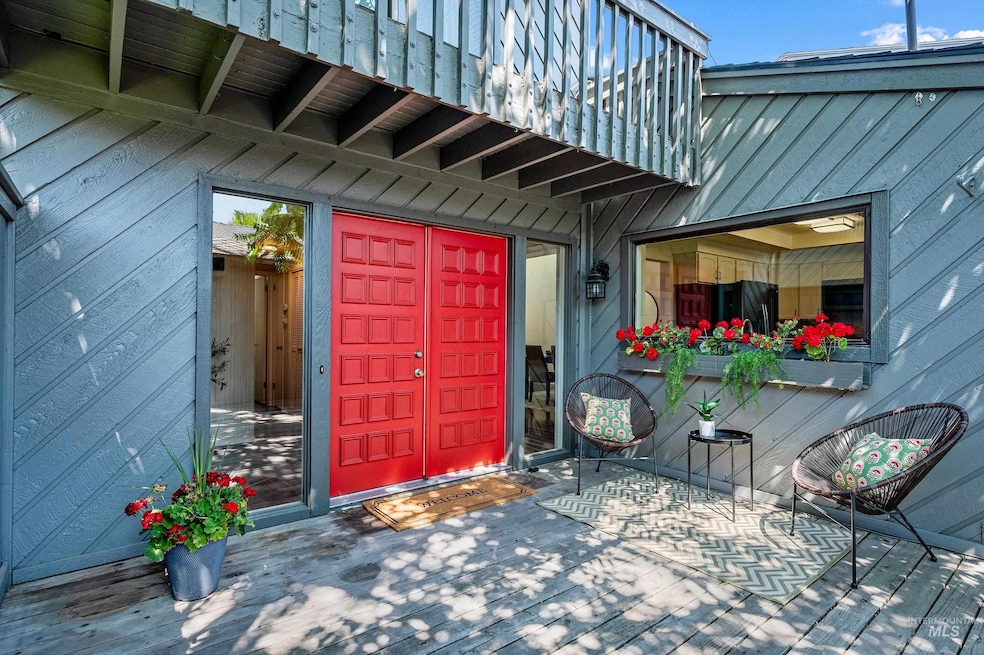Property entrance featuring a balcony