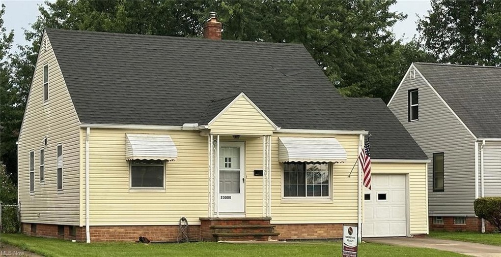 Cape cod house with a front yard