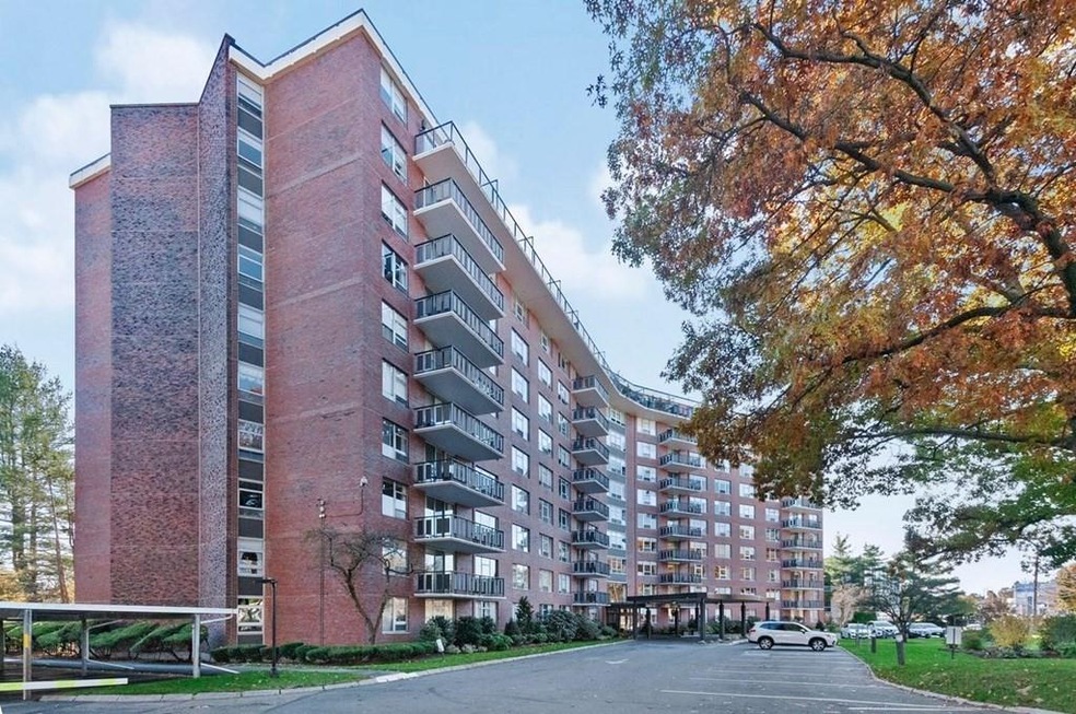 Imperial Towers unit 403, Chestnut Hill, MA 02467 - photo 1