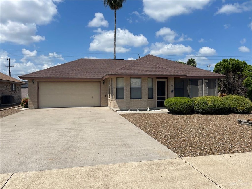 909 Santa Anna Dr, Alamo, TX 78516 - photo 1