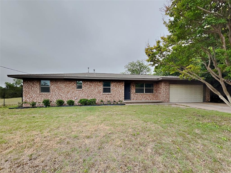 108 N Bowie Dr, Weatherford, TX 76086 - photo 1