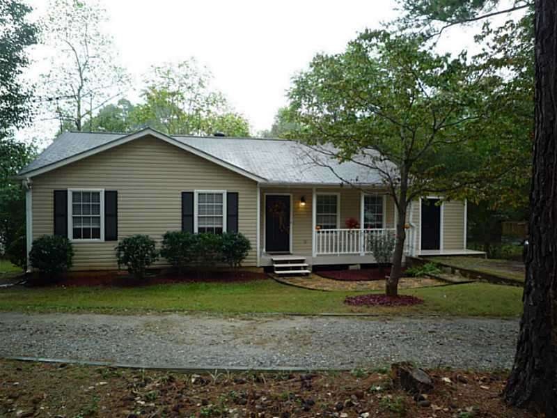 Exterior Front. Beautiful cottage in Lake Lanier C