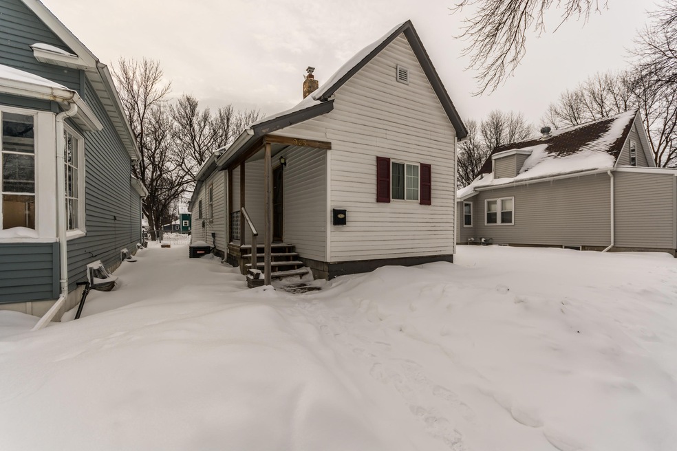 925 N 4th St Grand Forks ND-print-001-9-