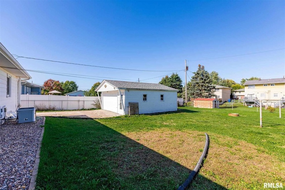 3310 W 17th St, Davenport, IA 52804 - photo 1