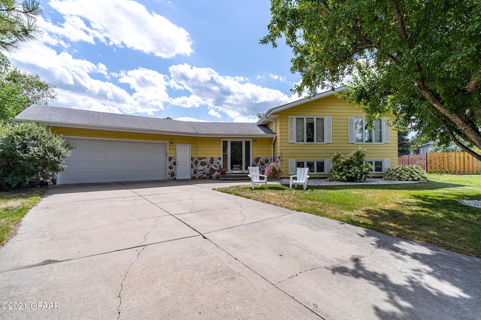 2106 Summerset Ct, Grand Forks, ND 58201 - photo 1