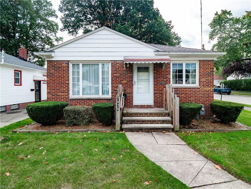 Ranch-style house featuring a front yard