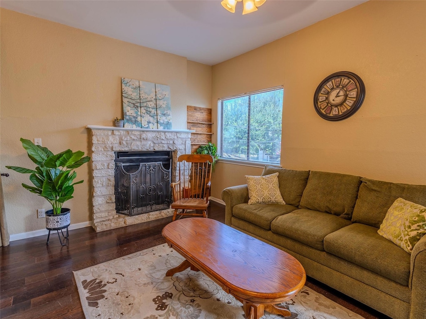 1013 Chestnut St unit 4, San Marcos, TX 78666 - photo 1