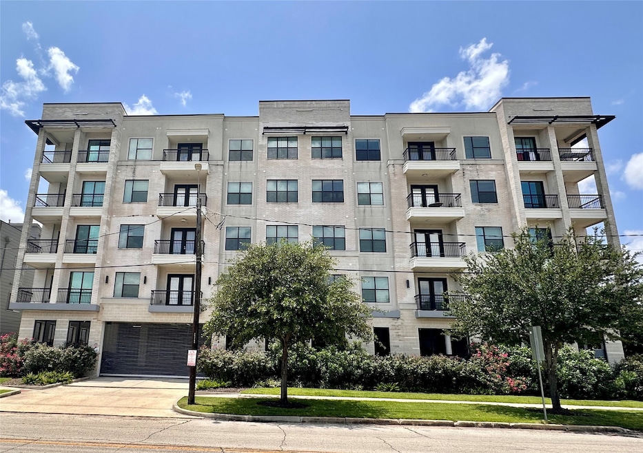 Welcome to 1508 Blodgett!  Unit 405